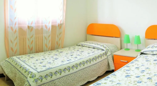 Коттедж с балконом Great and Colourful Apartment Near Bardolino