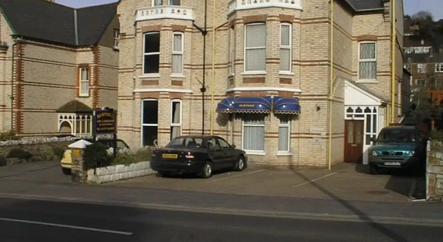 Burnside Guest House, Забронировать Гостевой дом Отели Илфракомб с парковкой, рядом с Статуя «Истина», Парковка