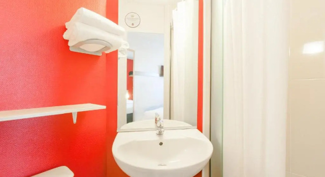 Standart dört kişilik oda B&B HOTEL Colmar Vignobles