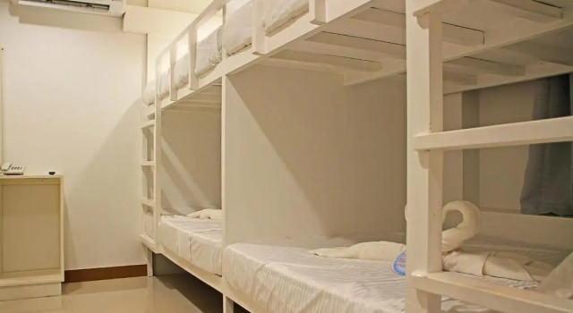 Кровать в общем номере Layang Layang Home