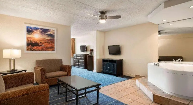 Люкс Days Hotel by Wyndham Allentown Airport / Lehigh Valley