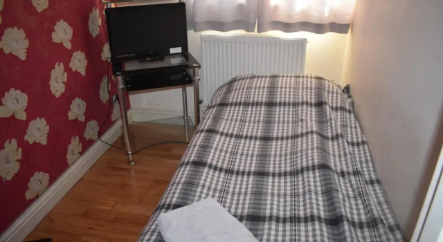 Lux House near tram station and IKEA, Забронировать Отель Отели Большого Лондона с парковкой, Парковка