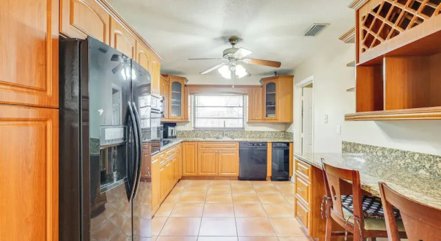 Коттедж Pet-friendly Home w/ Yard ~ 3 Mi to Zoo Miami!
