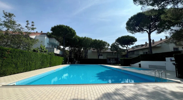 Апартаменты Comfort Getaway Apartment With Pool