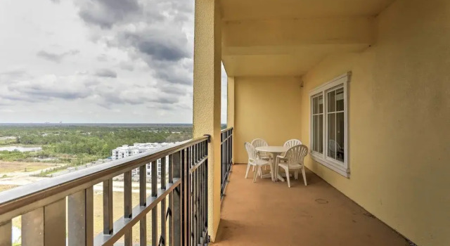 Luxury Orlando Escape - 4 Mi to Disney World!, Rezerwuj Apartament Hotele w Kissimmee z parkingiem, Parking