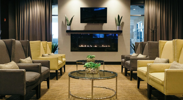 Holiday Inn and Suites East Peoria by IHG, Забронировать Отель Отели Пеория с парковкой, рядом с O'Brien Field, Парковка