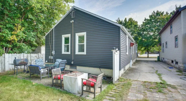 Коттедж Walk to Main St Fond du Lac: Retreat w/ Yard