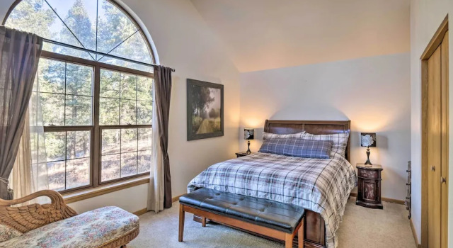 Коттедж с 4 комнатами с балконом Expansive Mountain Retreat w/ Views of Pikes Peak!