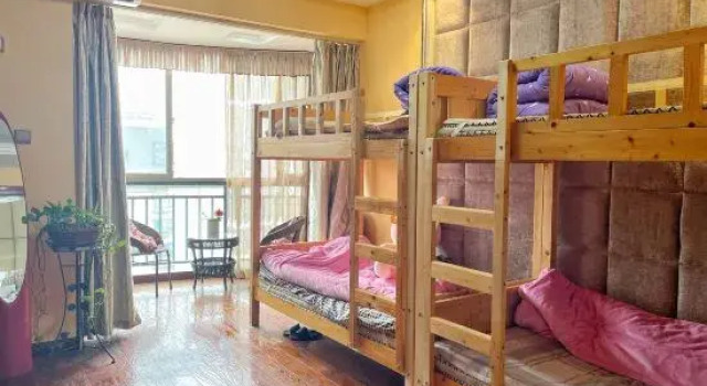 Кровать в общем номере (женский номер) с видом на реку Yiwang Shiguang Yiwen Youth Hostel