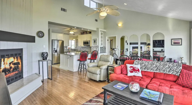 Коттедж с 3 комнатами с балконом Sunny Florida Home w/ Decks & View, Steps to Beach