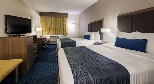 Четырёхместный номер Business Best Western PLUS Tulsa Inn & Suites