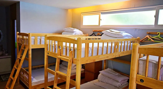 Кровать в общем номере (мужской номер) с балконом Andong Poong-gyung HOSTEL n LIBRARY