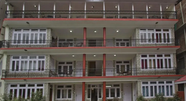 OYO 8895 Hotel Pine Grove, Забронировать Отель Отели Манали с парковкой, Парковка