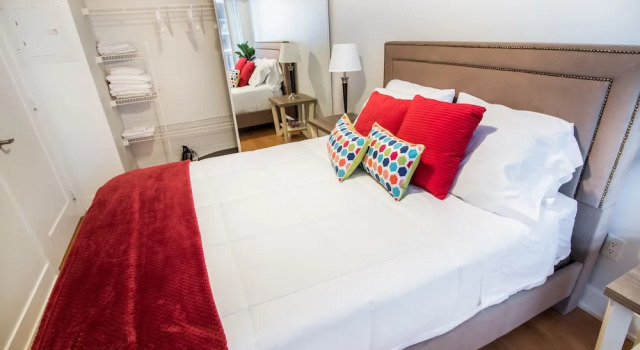 Номер Standard c 1 комнатой с балконом и с видом на город MiCasa Suites - Stylish Condo in the Heart of Downtown