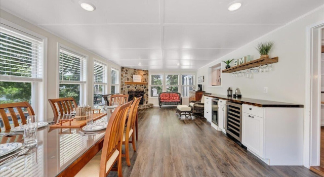 Scenic Point - Private Lakefront Home w/ Dock, Fire Pit, Outside Shower & Hot tub, Réserver Maison de vacances Goodview États-Unis