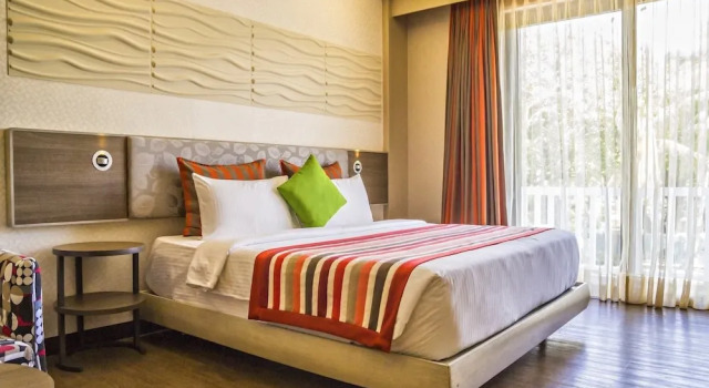 Номер Deluxe Camaya Coast Hotel