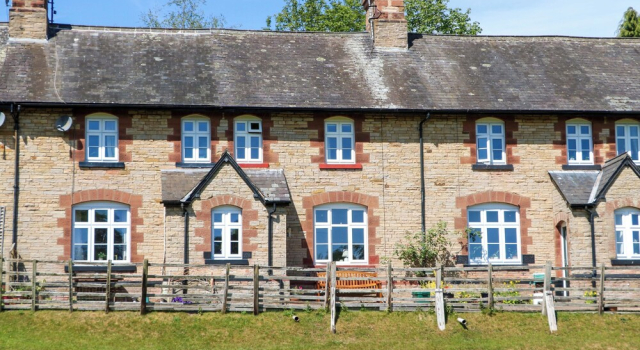 3 Railway Cottages, Varaa Lomakoti Mökit kohteessa Merseyside, Mökki