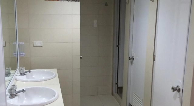 Кровать в общем номере Stone House Hotel Pasay