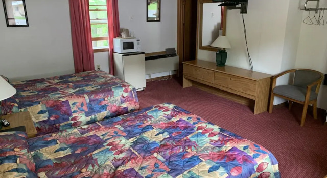 Четырёхместный номер Economy Lakeside Motel