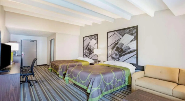 Четырёхместный номер Deluxe Super 8 by Wyndham Melbourne