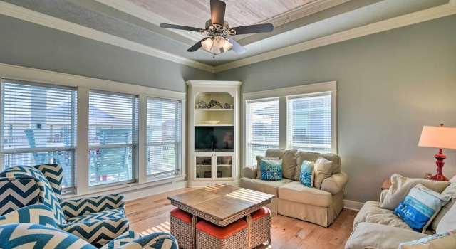 Deck & Fire Pit: Gulf Coast Gem in Crystal Beach!, Boek Vakantiehuis Crystal Beach Houston