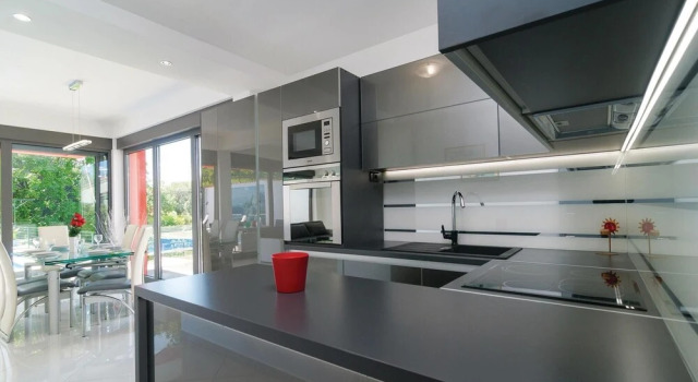 Beautiful Home in Omis With Wifi and 4 Bedrooms, Buchen Sie Hotel Hotels in Gespanschaft Split-Dalmatien mit Pool, Schwimmbad