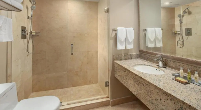 Двухместный номер с балконом и с видом на залив DoubleTree by Hilton Grand Hotel Biscayne Bay