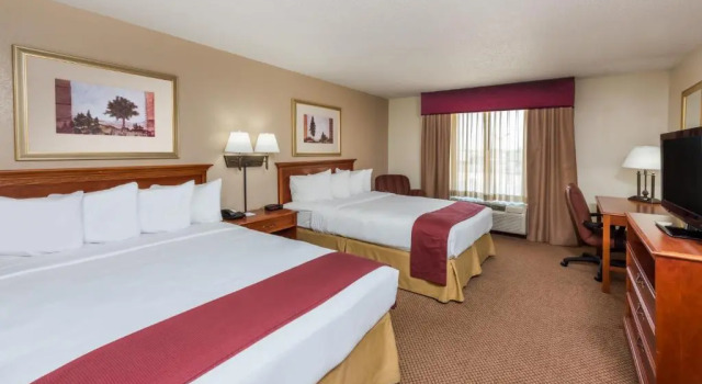 Четырёхместный номер Standard Seasons Inn & Suites Highland