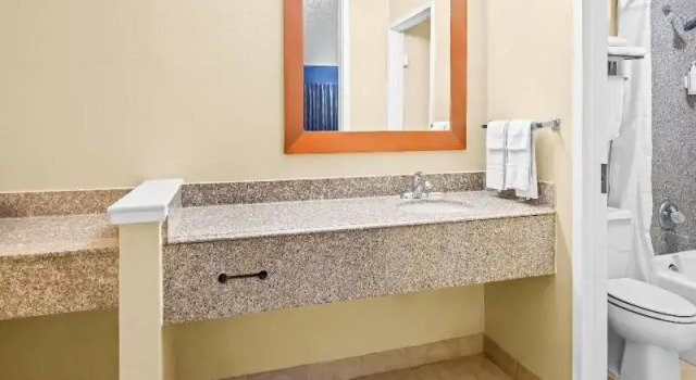Четырёхместный люкс с балконом Days Inn by Wyndham Lafayette Near Lafayette Airport