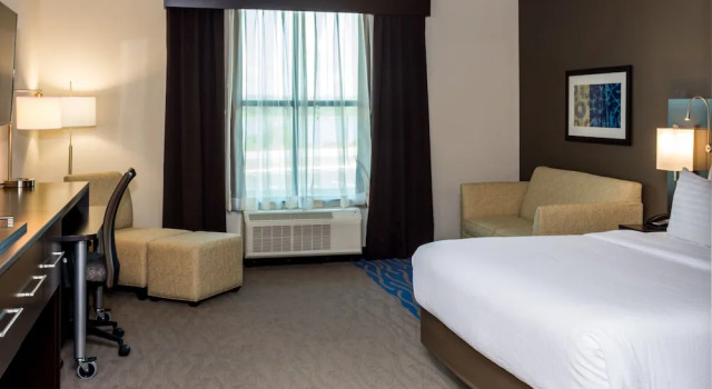Четырёхместный номер Standard с балконом и с видом на реку Holiday Inn Paducah Riverfront by IHG