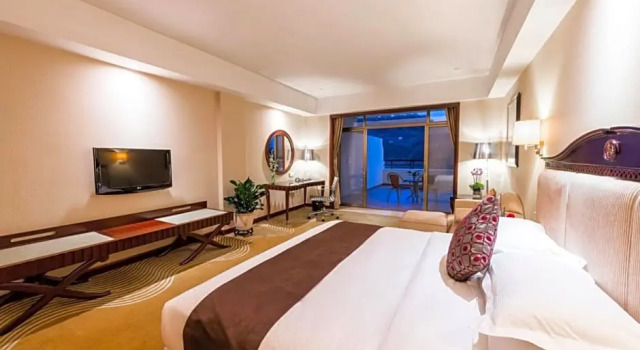 Двухместный номер Standard с балконом и с видом на горы Country Garden Phoenix Hotel Chongqing