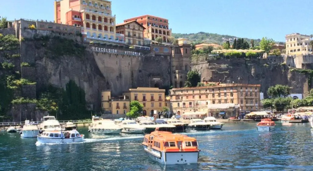 Giulia BB Sorrento, Забронировать Отель Отели Сорренто с парковкой, рядом с St.Francis Church and Convent, Парковка