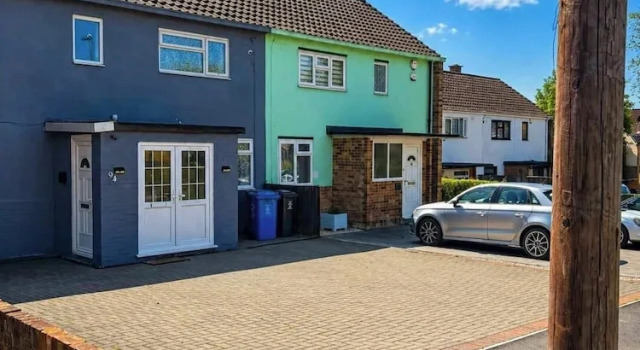 House Sleeps 10 With Parking and Garden