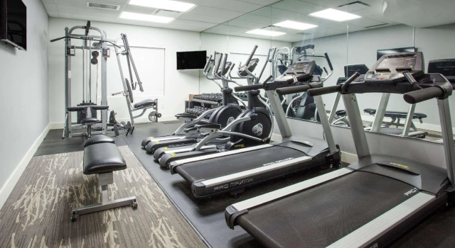 Кровать в общем номере Radisson Hotel Edmonton Airport
