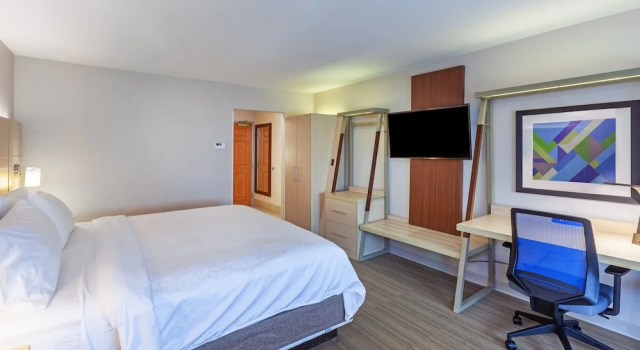 Люкс c 1 комнатой Holiday Inn Express Hotel and Suites Jenks by IHG