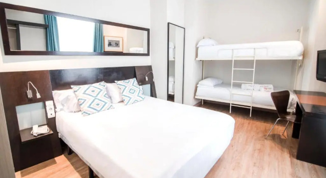 Четырёхместный номер Standard Petit Palace Plaza de la Reina