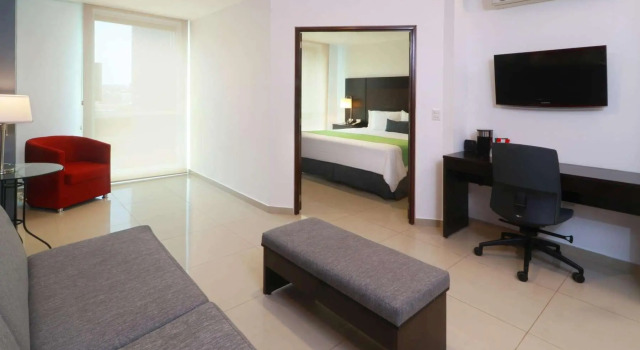 Полулюкс Courtyard by Marriott Guadalajara Andares