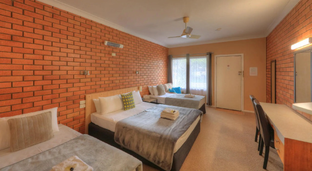 Четырёхместный номер Standard Hilldrop Motor Inn