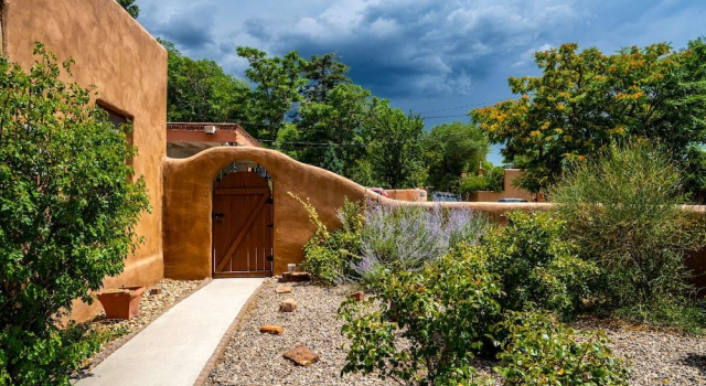 Gomez Gardens by Kokopelli Property Management, Varaa Lomakoti Santa Fe New Mexico