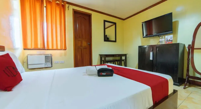 Двухместный номер Standard RedDoorz near Golden Sarok Shrine