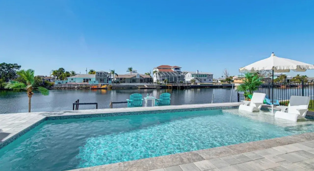 Коттедж Private Pool & Dock: Old Florida Waterfront Home