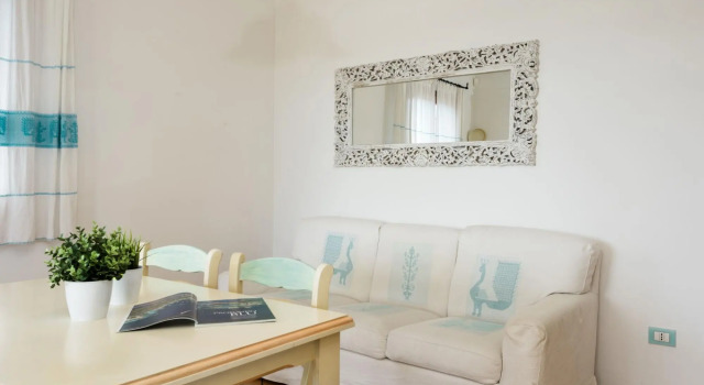 The apartment with garden and sea view  has 1 double bedroom and a twin bedroom, a bathroom with sho-Pedra Rosa A1, Prenota Appartamento Golfo Aranci Costa Smeralda