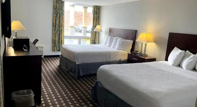 Четырёхместный номер Standard Days Inn by Wyndham Fort Wright Cincinnati Area