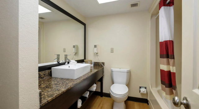 Номер Deluxe Red Roof Inn PLUS+ & Suites Opelika