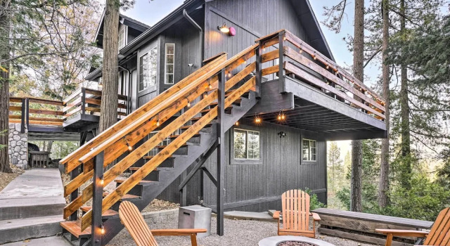 Коттедж с 3 комнатами с балконом Luxe Lake Arrowhead Getaway w/ Treetop Views!