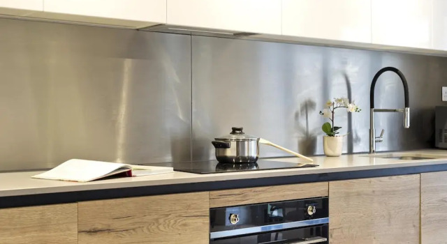 Luxury one bedroom Greenwich studio apartment near Canary Wharf by UnderTheDoormat, Varaa Huoneisto Asunnot kohteessa Merseyside, Huoneisto