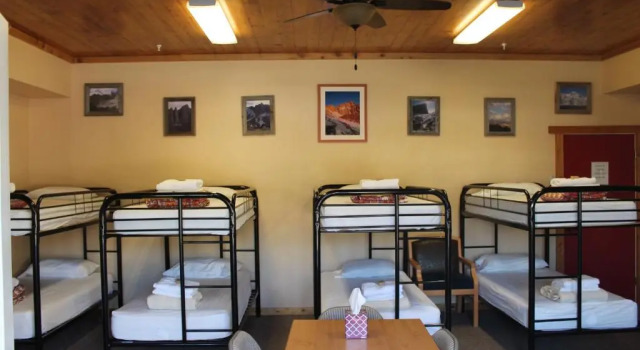 Кровать в общем номере (мужской номер) Whitney Portal Hotel And Hostel