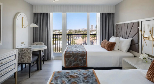 Четырёхместный номер Standard с видом на залив Cirque St Armands Beachside