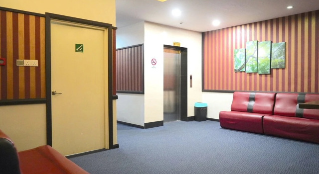 4orty Inn by OYO Rooms, Rezerwuj Hotel Hotele w Sarawak z parkingiem, Parking