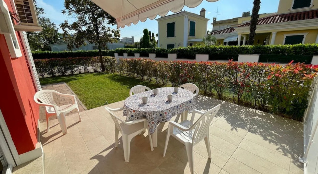 Апартаменты с 2 комнатами с видом на сад Flat With Garden Near the Beach